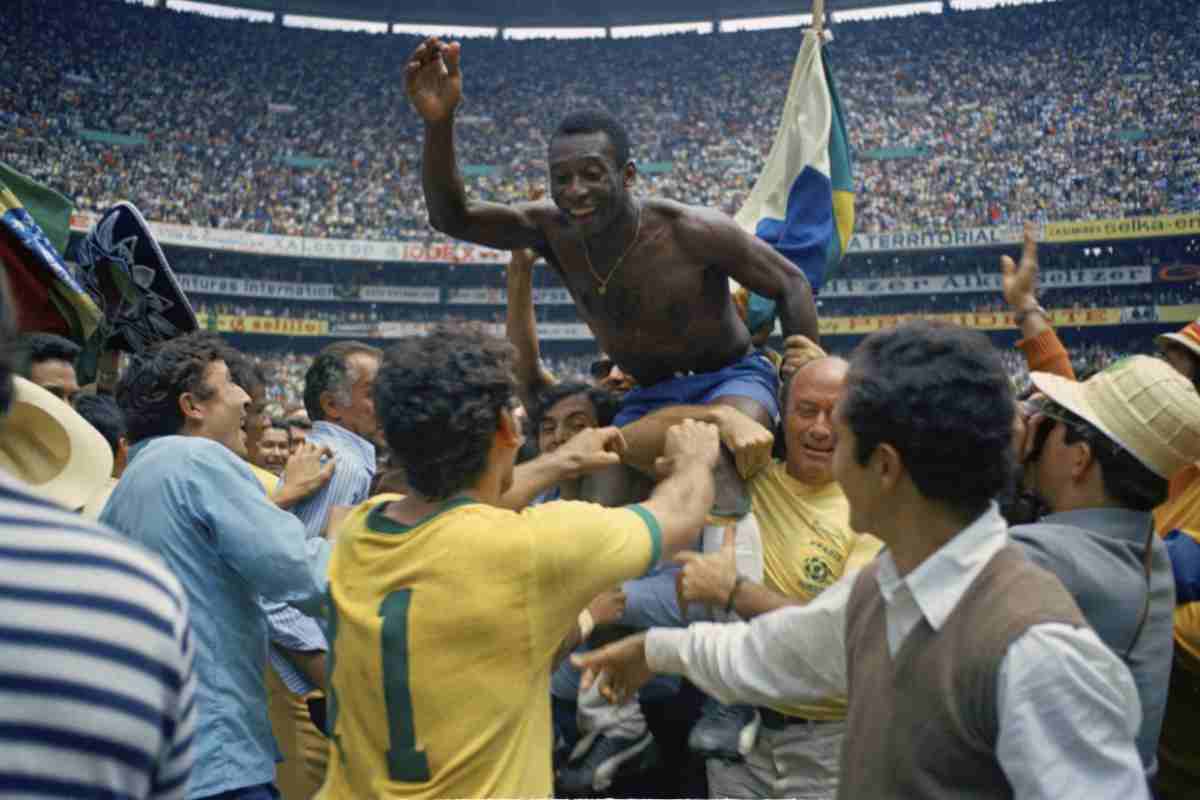 Pelè mentre festeggia il Mondiale 1970 - napolicalciolive.com
