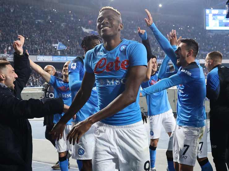 Osimhen e la squadra festeggiano