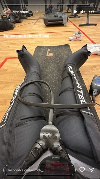 Christian Totti usa macchinario Sistema Pressoterapia Hyperice Normatec 2.0 Leg Recovery System per Gambe