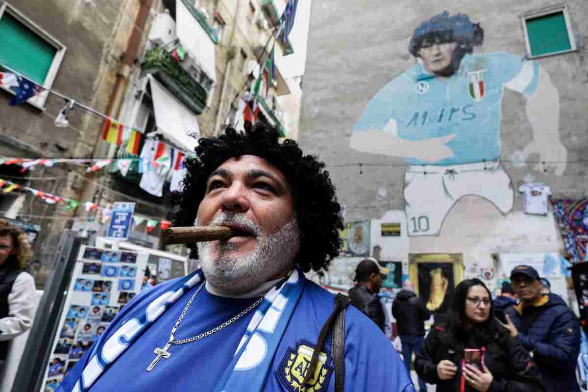 Il sosia di Maradona fa sognare Napoli