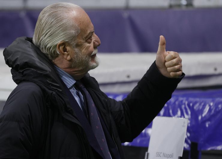 Aurelio De Laurentiis riceve i complimenti da Ancelotti