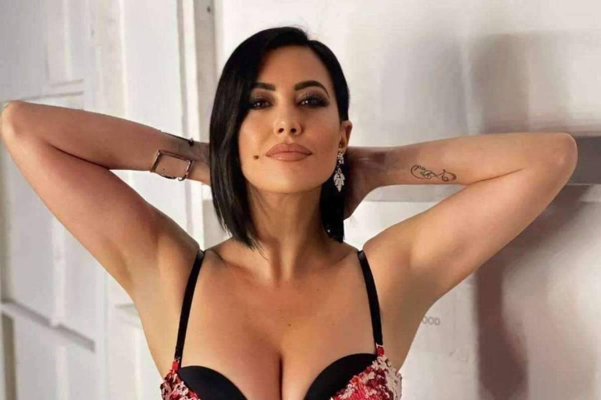 Claudia Ruggeri accappatoio scollatura slip