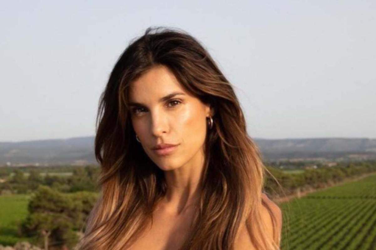 Elisabetta Canalis, in pantalone bucato fa sognare