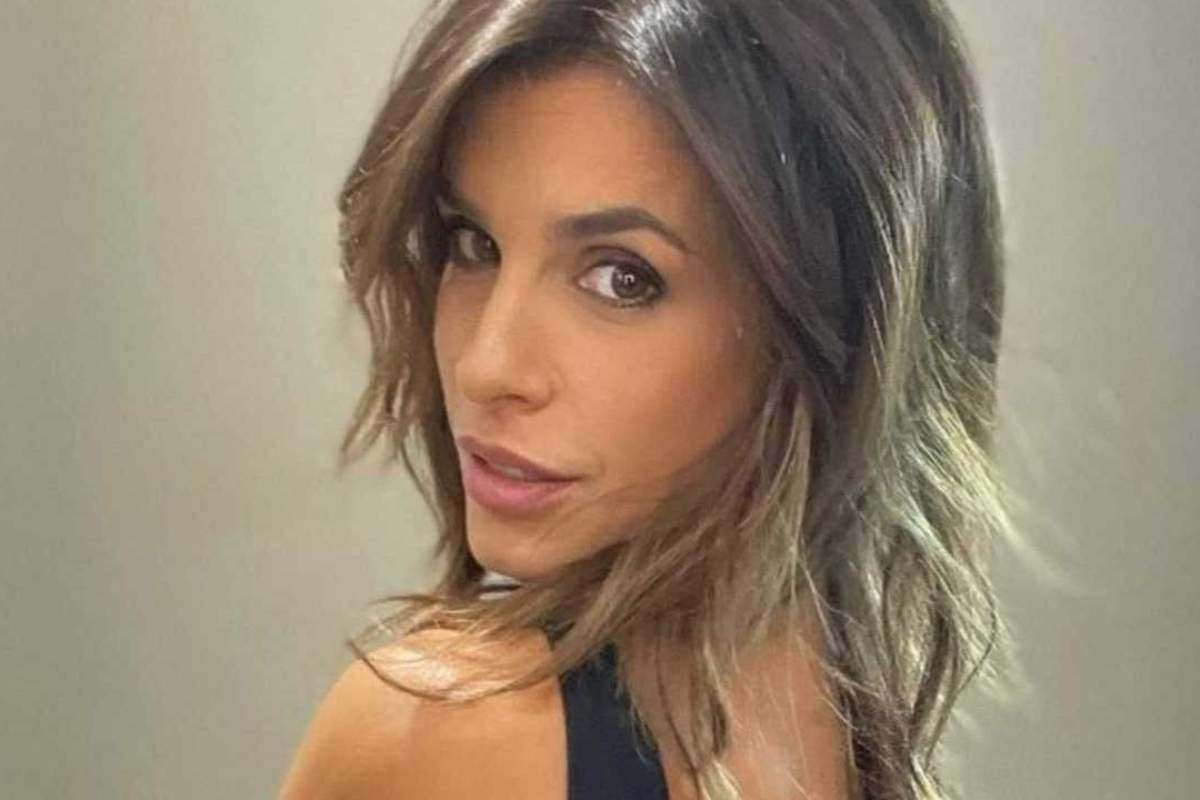 Elisabetta Canalis, in pantalone bucato fa sognare