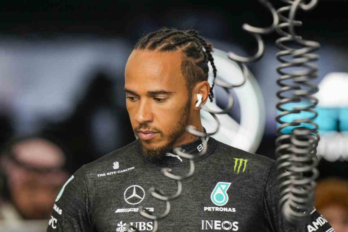 Hamilton, non c'è niente da ridere: gaffe del collega