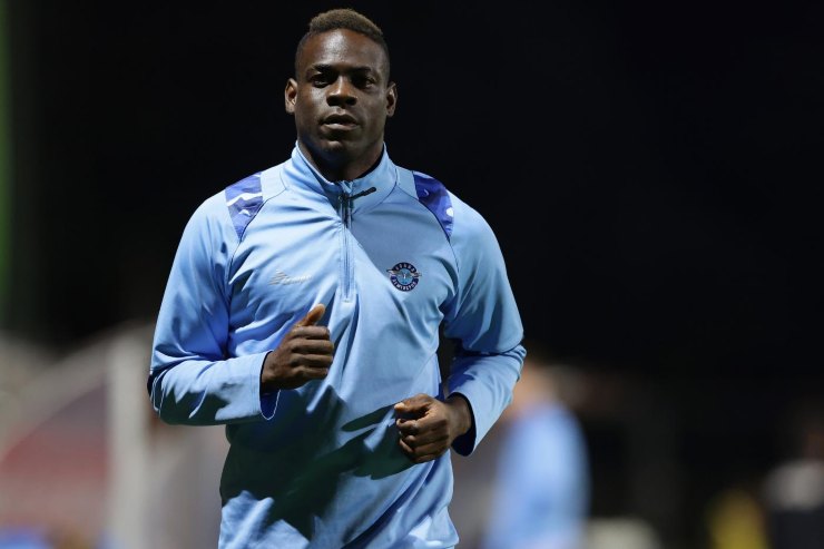 Balotelli e il borsone lanciatogli addosso da Mancini