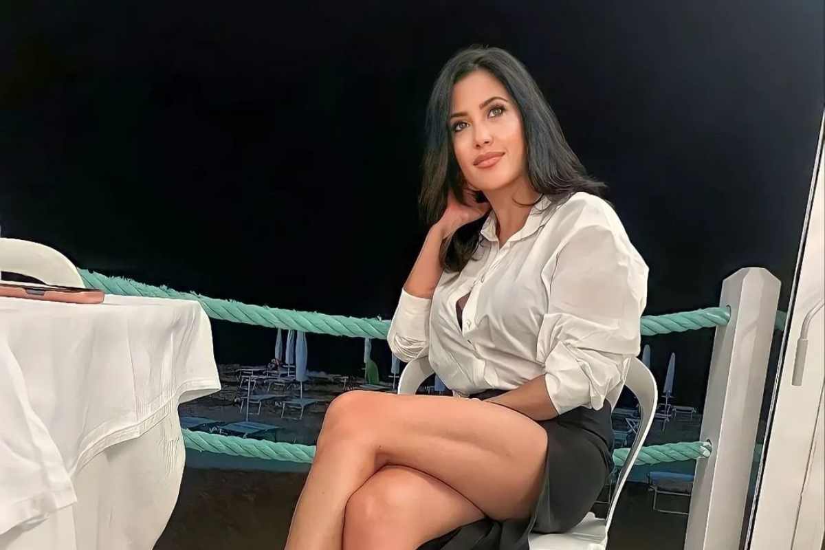 Il costume di Claudia Ruggeri si solleva troppo