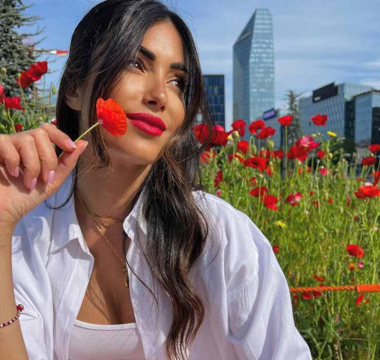 Federica Nargi, la foto con la camicetta aperta