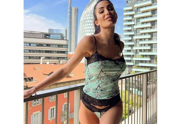 Federica Nargi intimo terrazzo scollatura slip