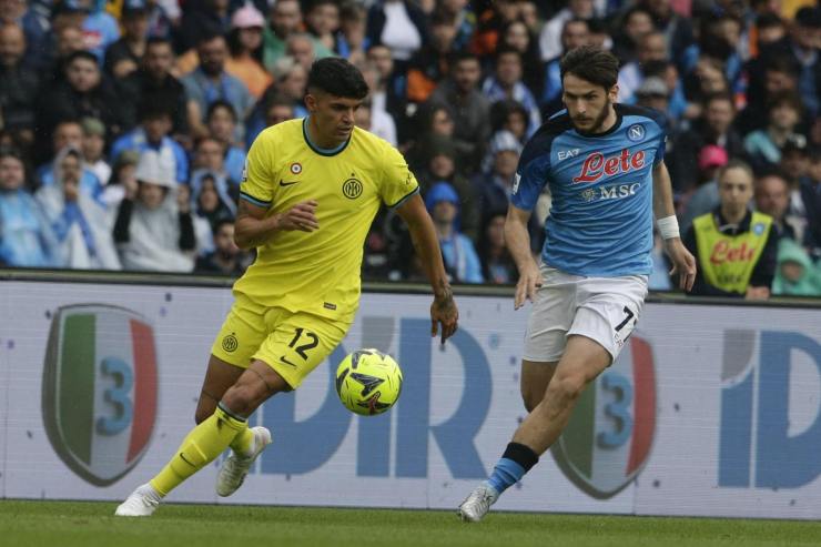Napoli, rinnovo Kvara più vicino