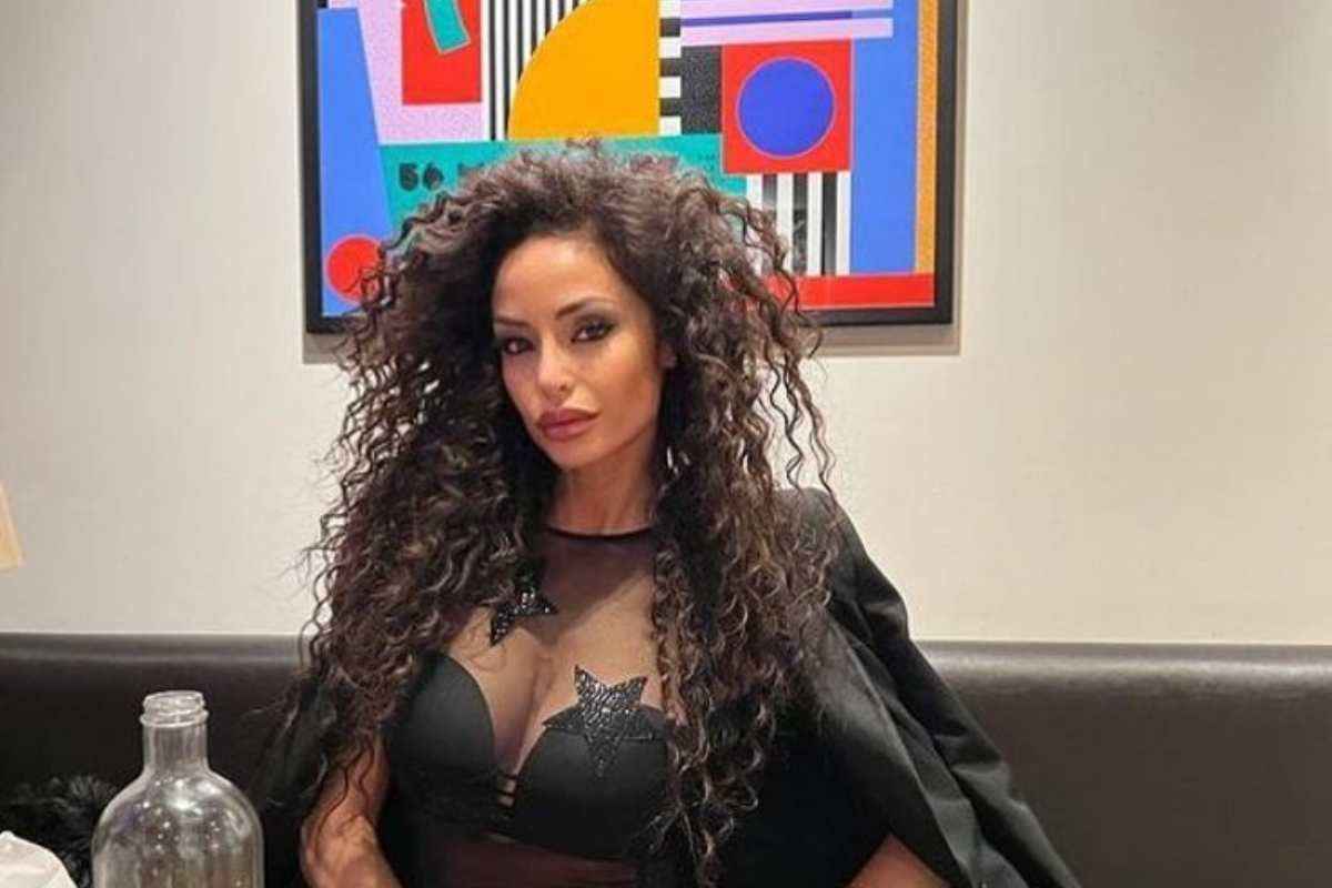 Raffaella Fico, spogliarello per Napoli