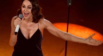 Anna Tatangelo estasiante, il décolleté non è per deboli di cuore