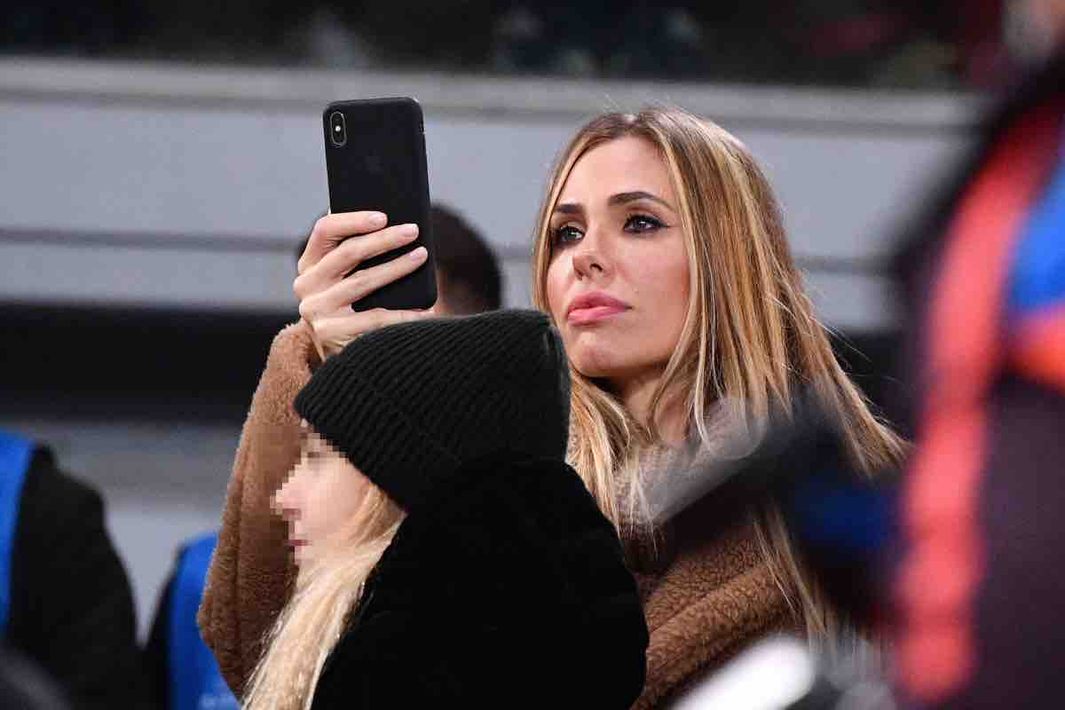 Ilary Blasi fa una fotografia allo stadio