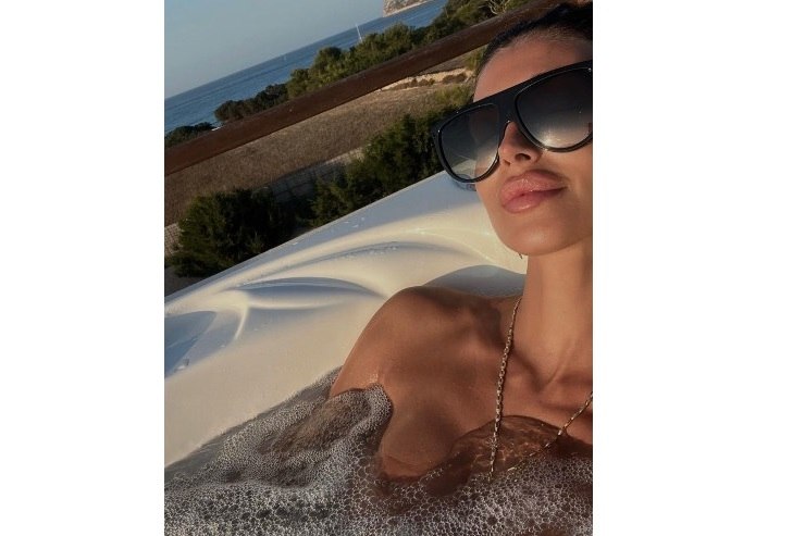 Cristina Buccino piscina lato A senza veli