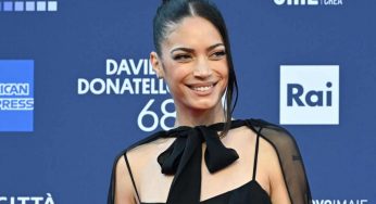 Elodie infiamma il palco: giacca aperta e solo in intimo