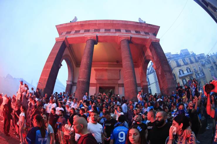 Tifosi del Napoli festanti a Piazza Plebiscito