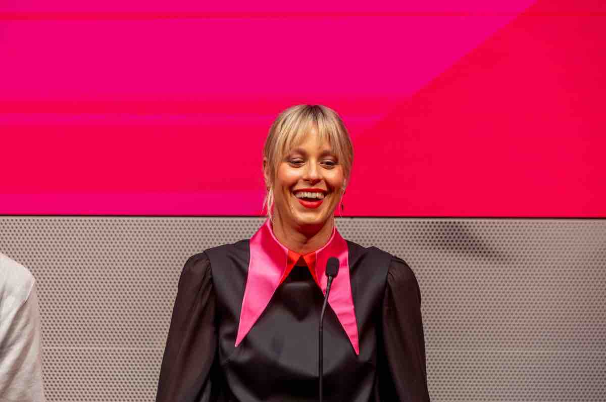 Federica Pellegrini sorridente durante la conferenza 