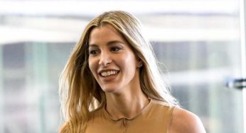 Ana Quiles, posa da diva a Capri: il nodo alla camicia esalta le forme