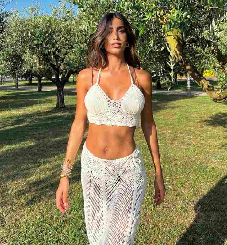 Federica Nargi da sogno: il vestito bucato fa fantasticare i fan