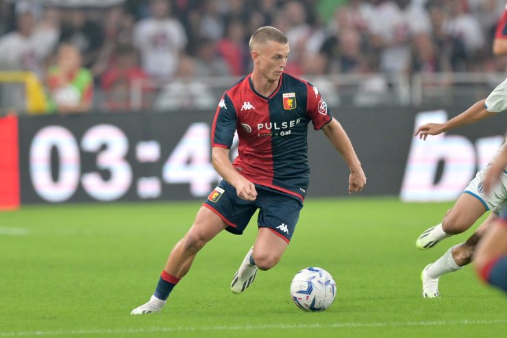 Albert Gudmundsson con la maglia del Genoa