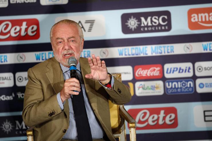 De Laurentiis colpito da un idrante