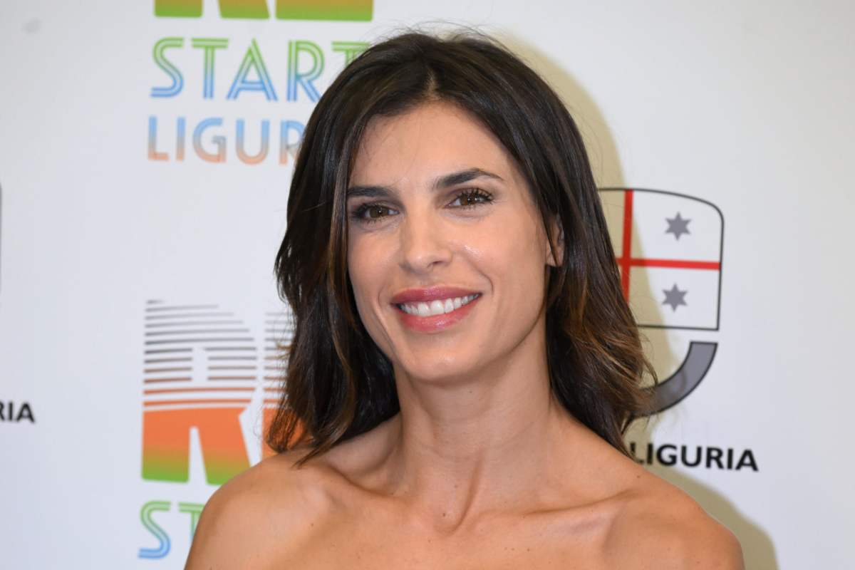 Elisabetta Canalis da applausi: è bollente sul divano