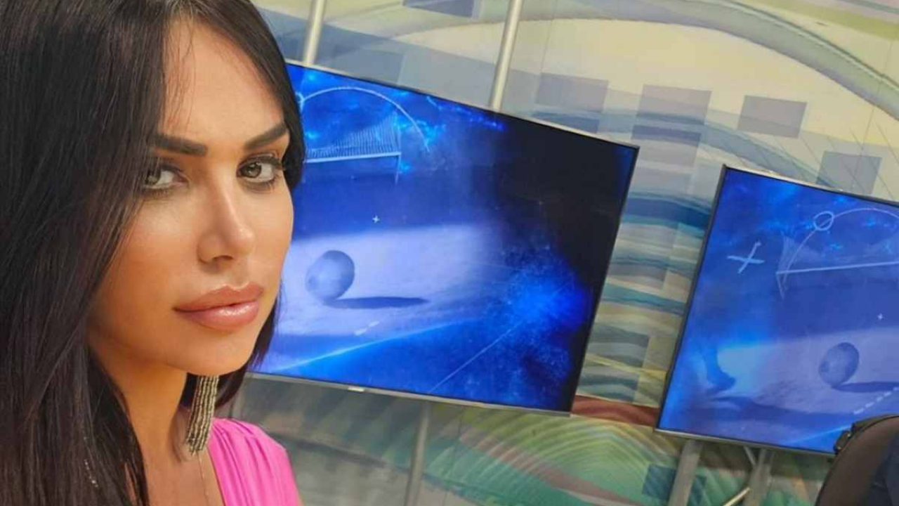 Tutti a bocca aperta: Marika Fruscio, gonna e tacchi da capogiro