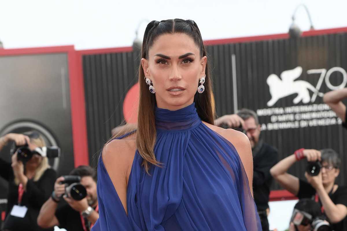 Melissa Satta rovente: il lato B è in bella mostra