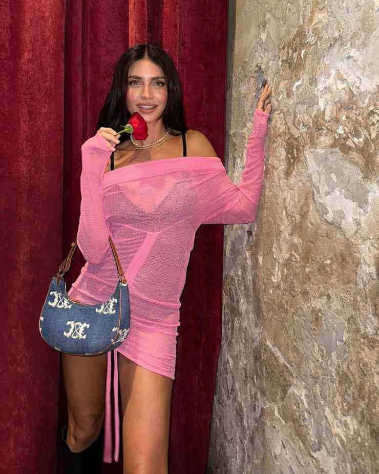 Zaira Nara in un vestito che...non copre