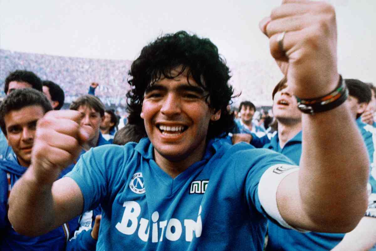Diego Maradona, omaggio commovente