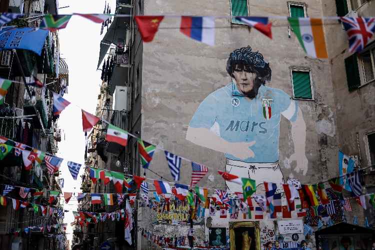Di Lorenzo al murales di Maradona