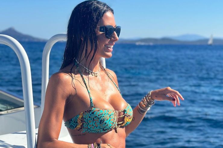 Elisabetta Gregoraci bikini esplosivo barca