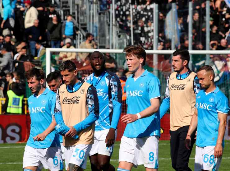 Il Napoli lascia il campo dopo il pareggio contro il Venezia