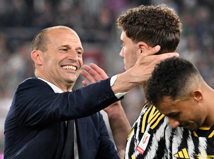 Allegri abbraccia Vlahovic