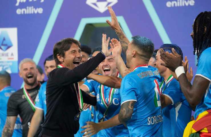 Conte esulta con i giocatori