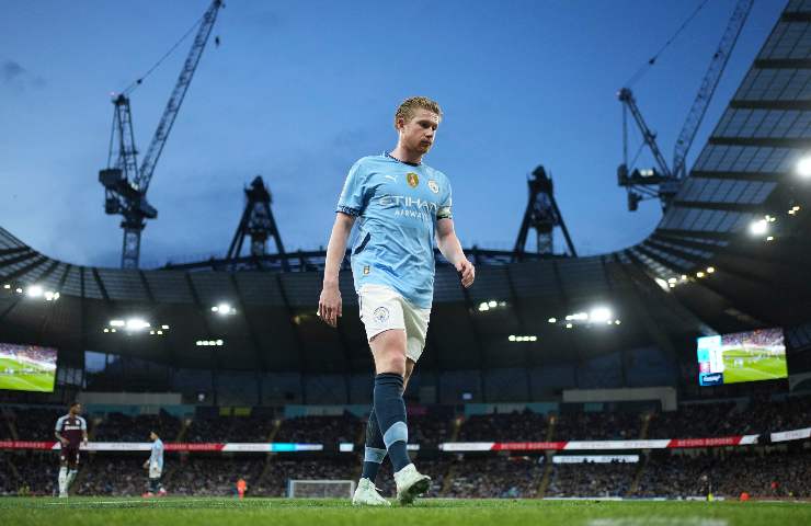 De Bruyne cammina in campo