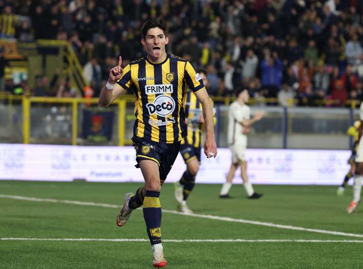 Fortini esulta dopo un gol