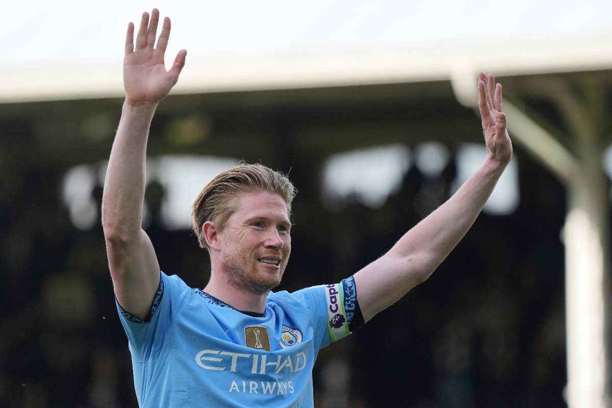 De Bruyne saluta