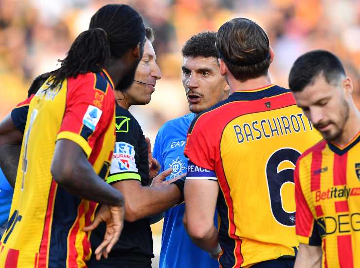 Lecce e Napoli circondano l'arbitro
