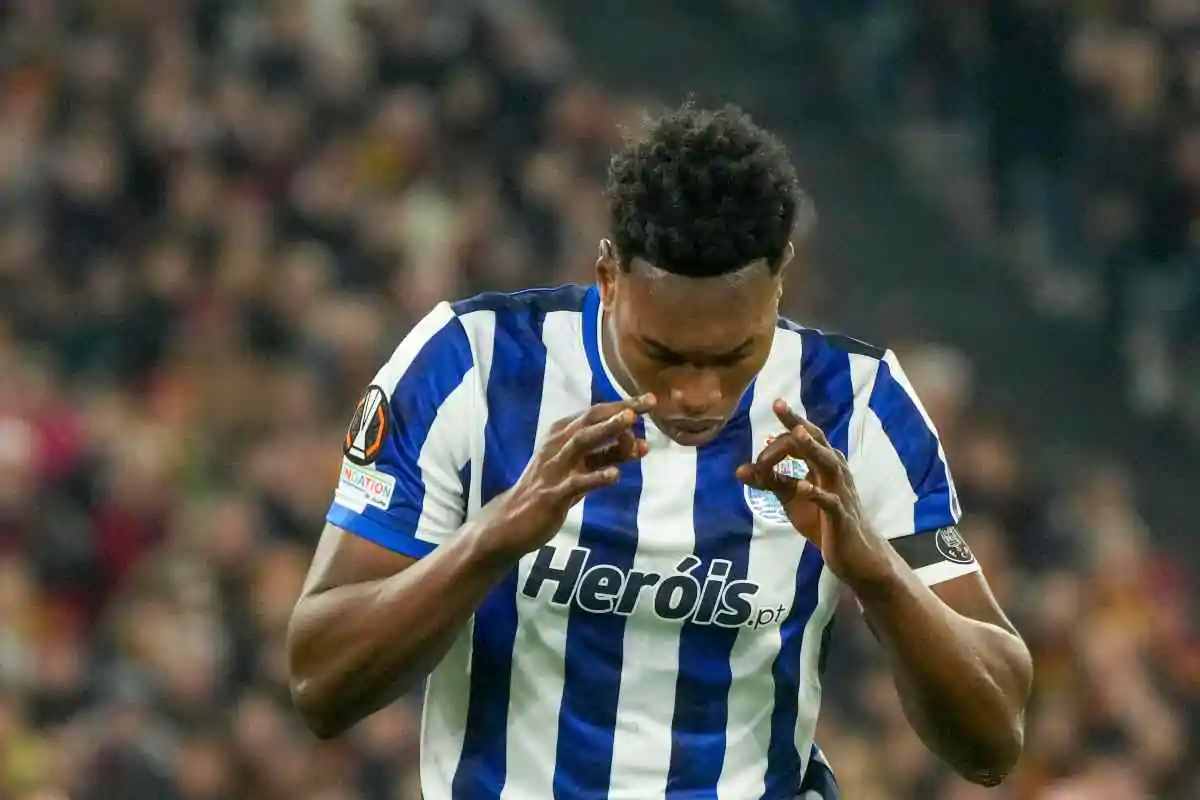 Aghelowa esulta dopo un gol