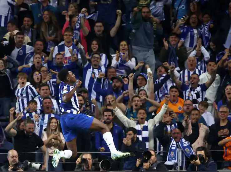 Aghelowa esulta dopo un gol