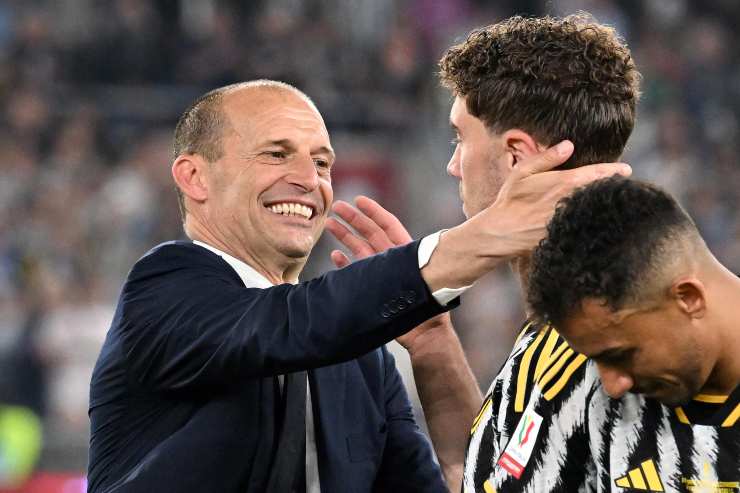 Allegri abbraccia Vlahovic