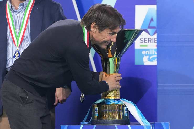 Conte con la Coppa dello Scudetto