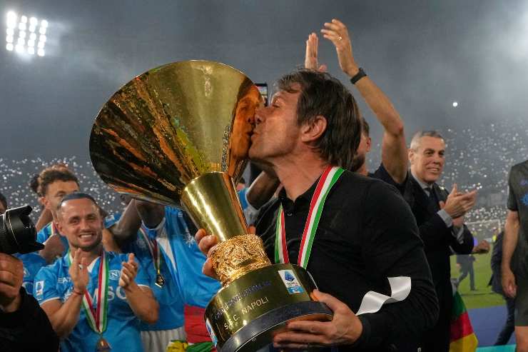 Conte bacia la Coppa