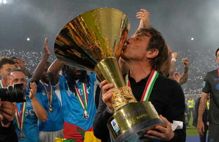Conte bacia la coppa