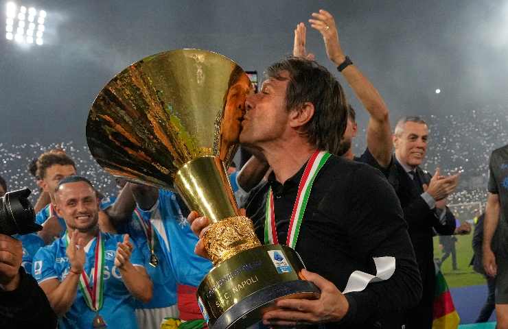 Conte bacia la coppa dello Scudetto