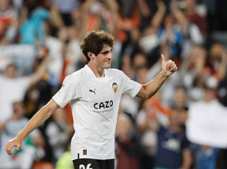 Javi Guerra con il pollice alzato