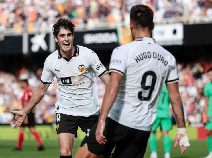 Javi Guerra esulta dopo un gol
