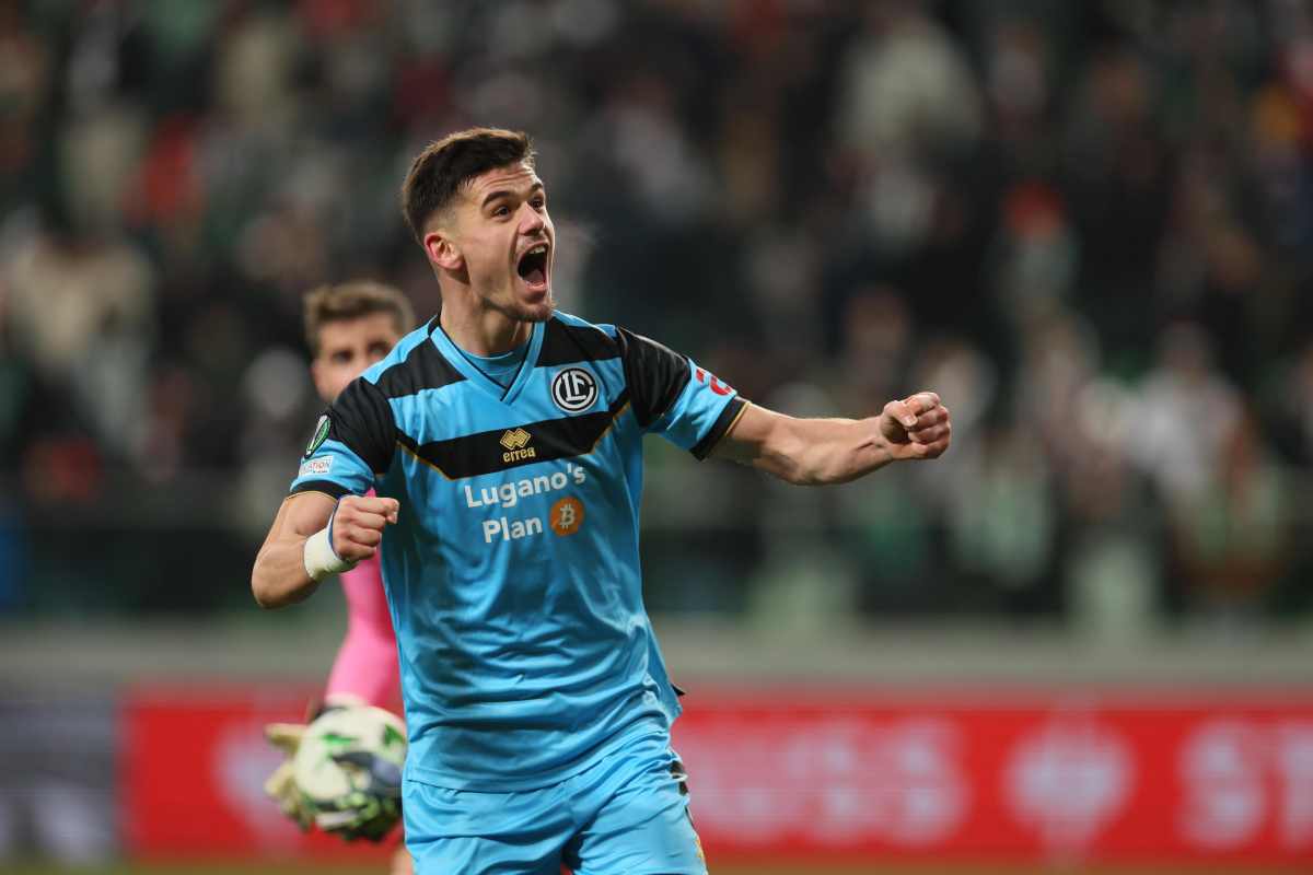 Hajdari esulta dopo un gol