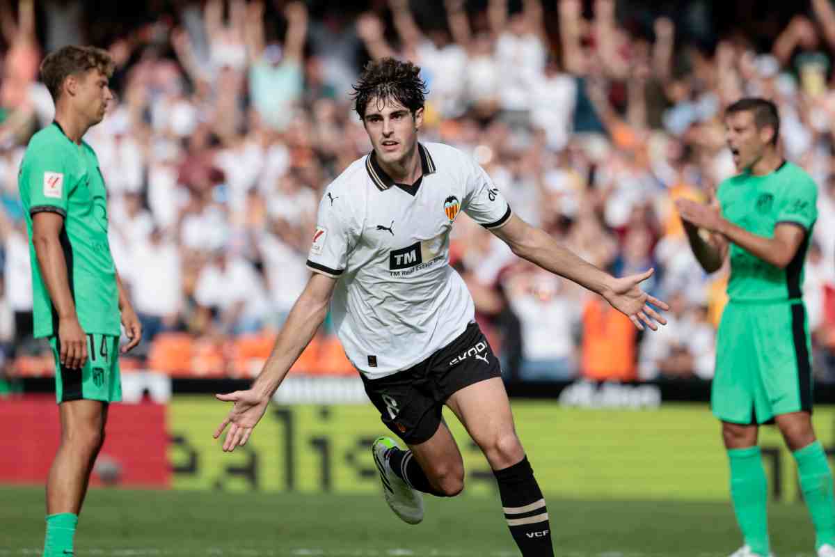 Javi Guerra esulta dopo una rete
